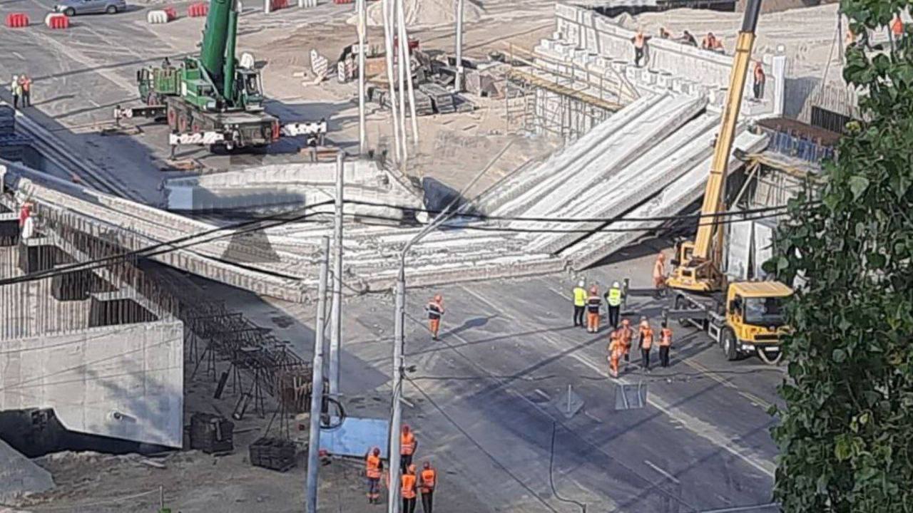 У Києві обвалився міст