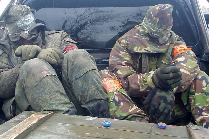 Українські воїни взяли в полон окупантів, що тонули після підриву Каховської ГЕС (відео)