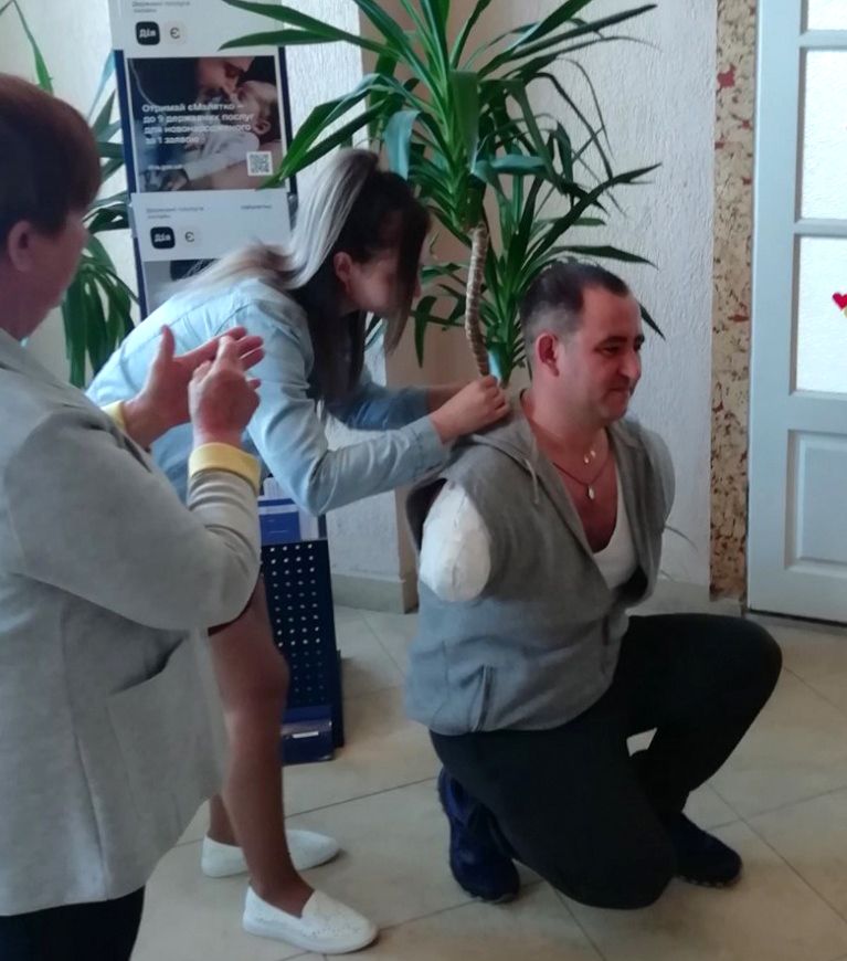Оборонець Маріуполя, який втратив руки на війні, потребує допомоги