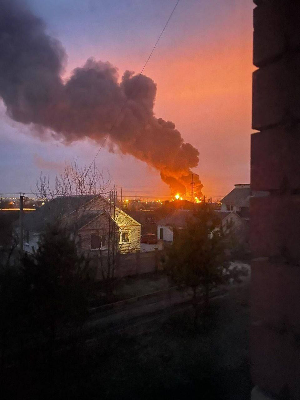 Вночі авіація знищила нафтобазу в Бєлгороді — на відео російські гелікоптери