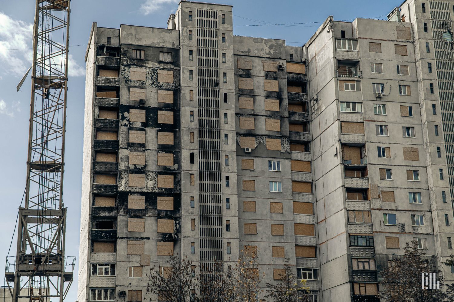 Місто фанерних вікон. Як харківські багатоповерхівки стали щитом війни (фоторепортаж)