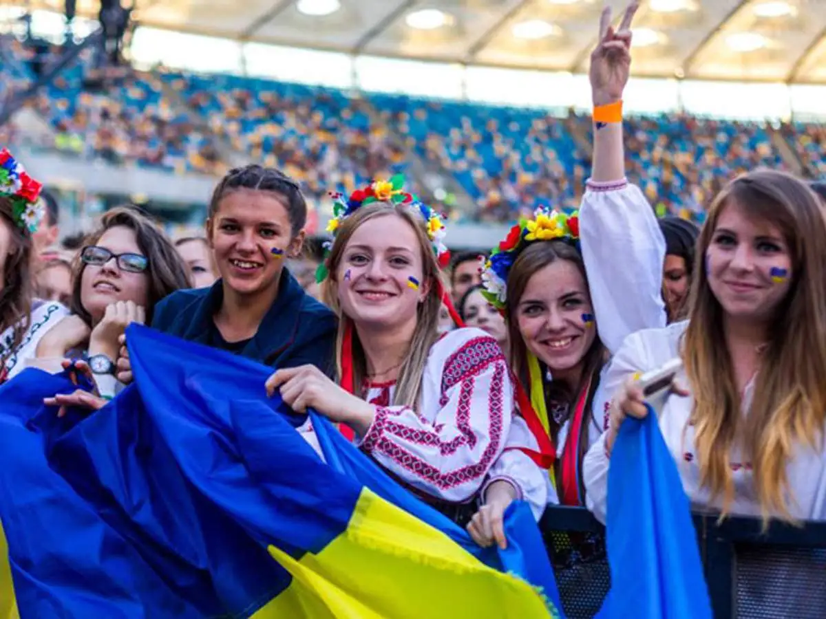Молодь не хоче переїжджати з України і готова долучитись до відбудови — опитування