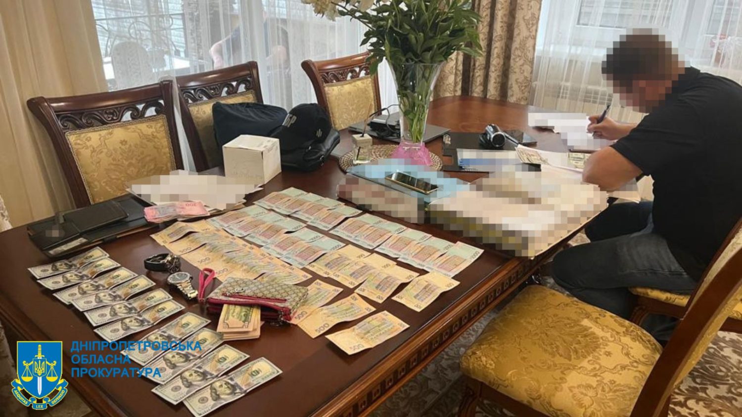 Вимагали 200 тисяч доларів та погрожували: у Дніпрі судитимуть правоохоронця та його спільника