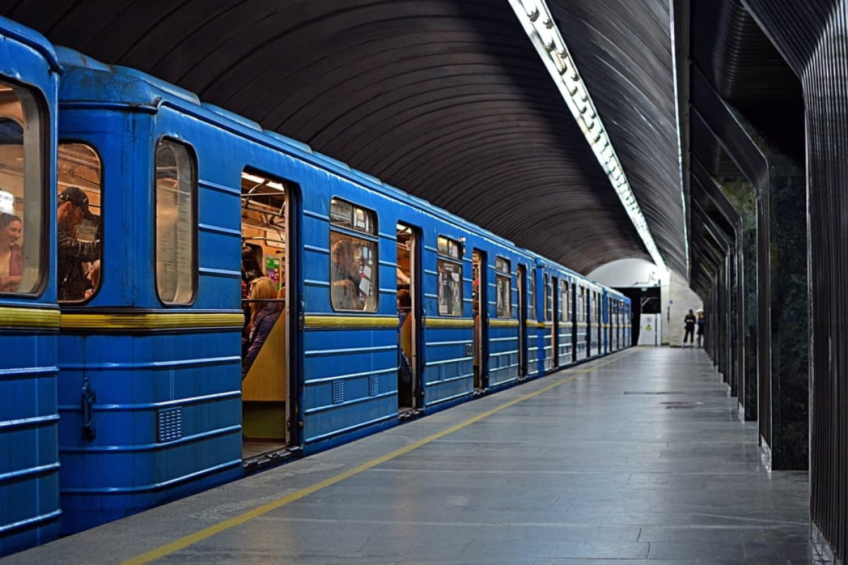 У Києві на пів року обмежили рух між станціями метро «Деміївська» та «Теремки»