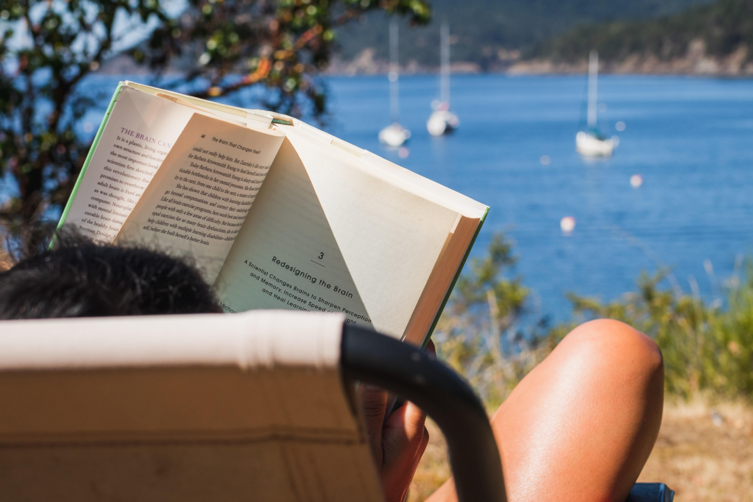 Що почитати влітку: три книги, які можна взяти з собою у відпустку чи на вихідні