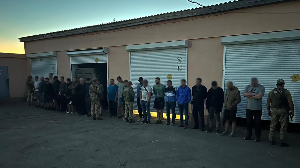 На кордоні затримали 23 чоловіків, які намагались втекти на зерновозі у Молдову