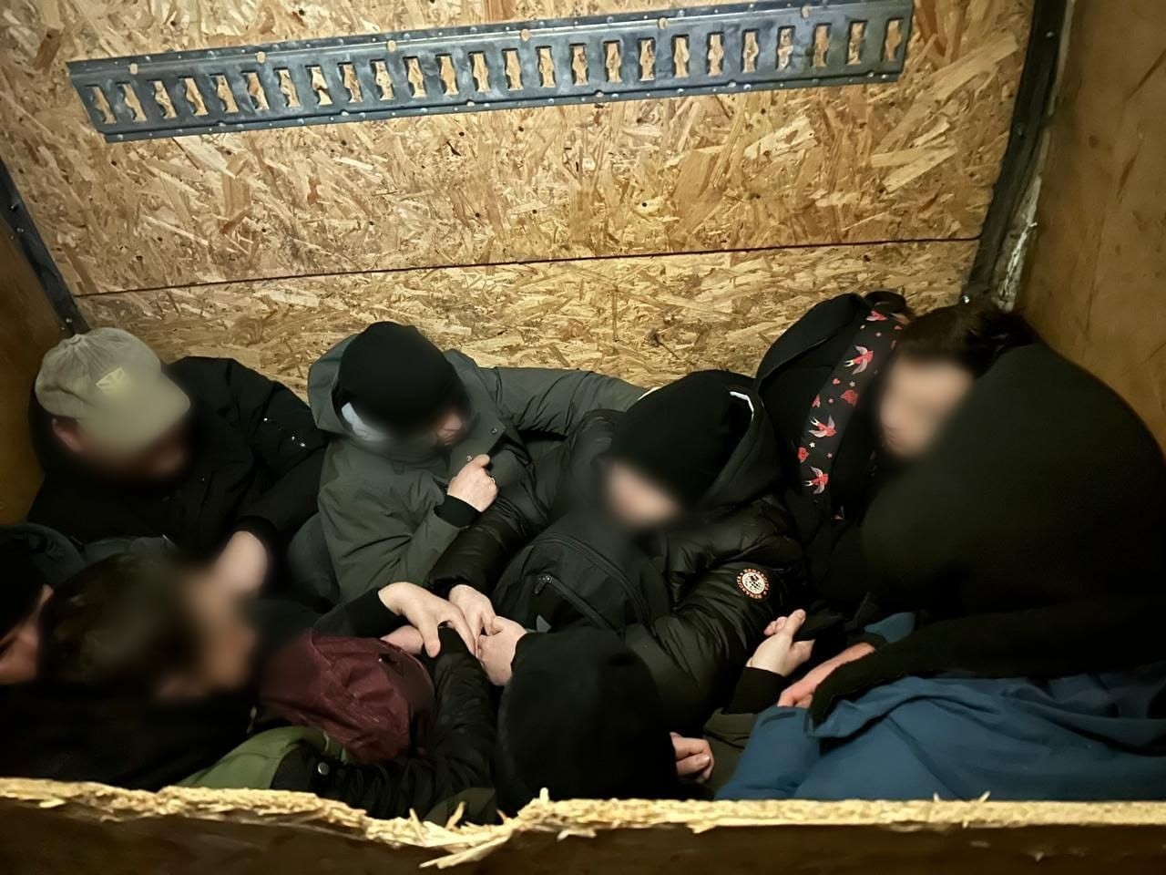 На кордоні затримали вісьмох чоловіків, які тікали до Угорщини мікроавтобусом
