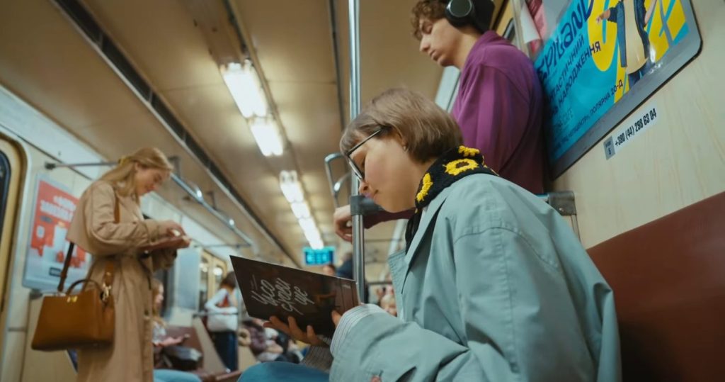 книгарня сенс, читати, метро, читати в метро